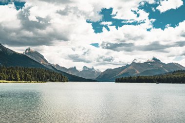 Tepeler Maligne Gölü, Jasper Milli Parkı çevreleyen grand Panorama.