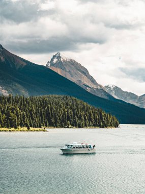 Tepeler Maligne Gölü, Jasper Milli Parkı çevreleyen grand Panorama.