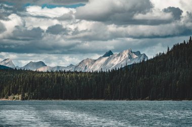 Tepeler Maligne Gölü, Jasper Milli Parkı çevreleyen grand Panorama.