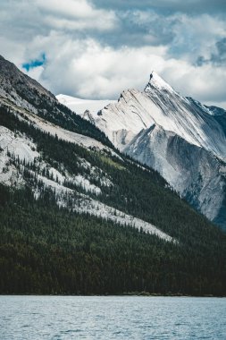 Tepeler Maligne Gölü, Jasper Milli Parkı çevreleyen grand Panorama.
