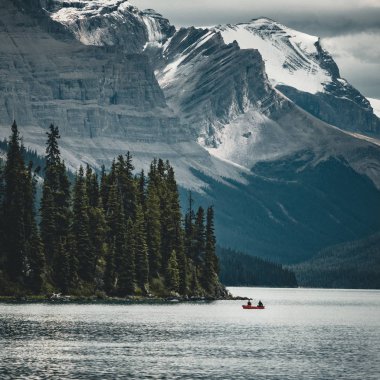 jasper national park, alberta, Kanada Kanada Rocky Dağları bir fon ile yaz aylarında maligne gölde Kano