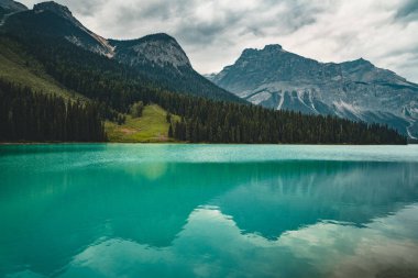 Kanada kayalık dağlarında dağ ve göl ve ağaçları ile Emerald göl. Aktif bir tatil ve Turizm kavramı.