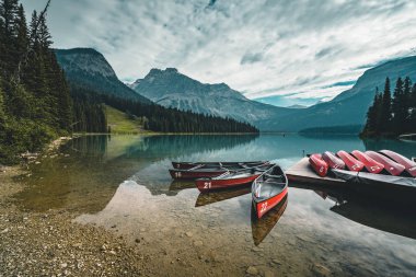 Kırmızı kayaks baş aşağı kuru. Emerald göl Dağları ve ağaçları ve refelction ile Kanada Rocky Dağları. Aktif bir tatil ve Turizm kavramı