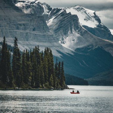 jasper national park, alberta, Kanada Kanada Rocky Dağları bir fon ile yaz aylarında maligne gölde Kano