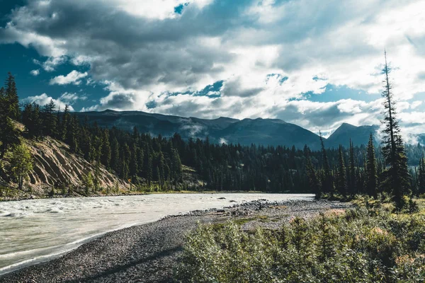 El río Athabasca fluye por las montañas rocosas canadienses en Alberta, Canadá — Foto de Stock