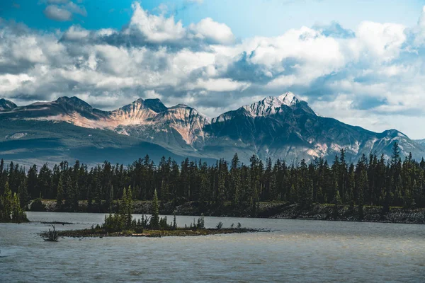 La rivière Athabasca coule par les montagnes rocheuses canadiennes en Alberta, Canada — Photo