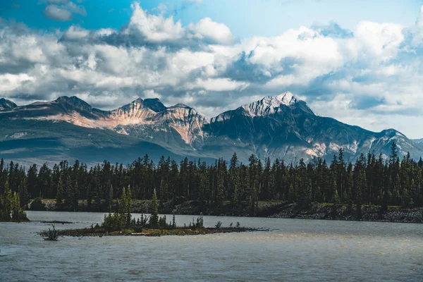 Alberta, Kanada Kanada rocky Dağları tarafından Athabasca nehir akar