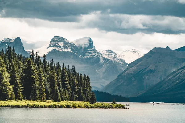 Gran Panorama de los picos circundantes en el lago Maligne, Parque Nacional Jasper . — Foto de Stock