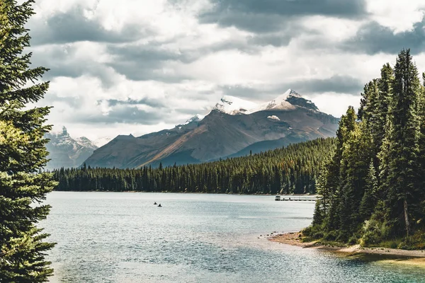 Gran Panorama de los picos circundantes en el lago Maligne, Parque Nacional Jasper . — Foto de Stock