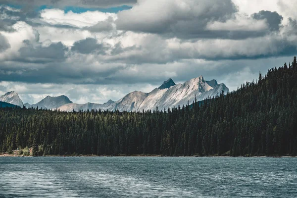 Gran Panorama de los picos circundantes en el lago Maligne, Parque Nacional Jasper . —  Fotos de Stock