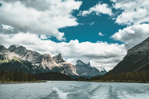 Mountain Panorama along Maligne Lage, Jasper National Park Canad — Stock Photo, Image