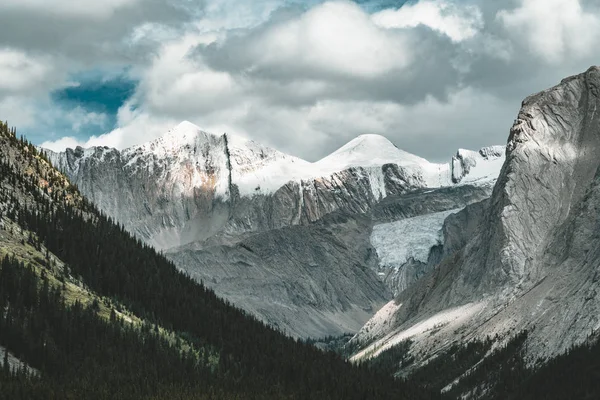 Panorama de montagne le long de Maligne Lage, Jasper National Park Canad — Photo