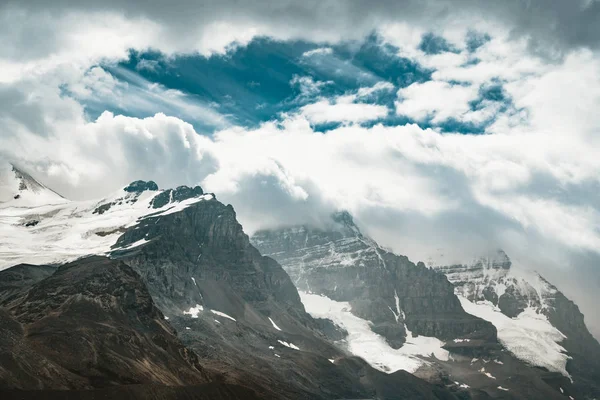 Malebný pohled na ledovcových Parkway a Cirrus hory v národním parku Banff. To cestuje přes národní parky Jasper a Banff a nabízí nádherný výhled ze Skalistých hor. — Stock fotografie