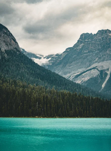 Lago Esmeralda en las Montañas Rocosas Canadienses con montañas, lago y árboles. Concepto de vacaciones activas y turismo . — Foto de Stock