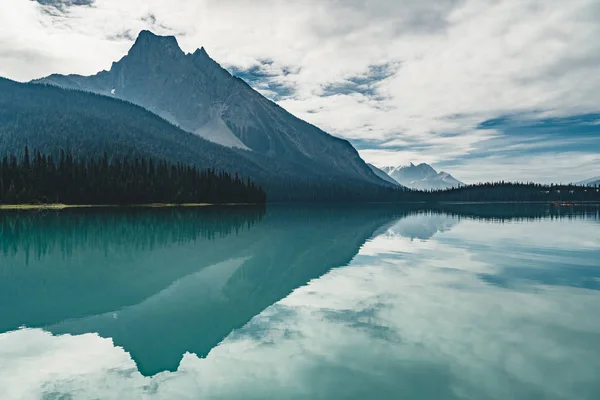 Lago Esmeralda en las Montañas Rocosas Canadienses con montañas, lago y árboles. Concepto de vacaciones activas y turismo . — Foto de Stock