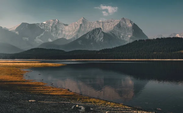 Utsikt mot bergen och sjön med reflektion och träd i lägre Kananaskis Lake av Peter Lougheed Provincial Park Kananaskis land Alberta Kanada — Stockfoto