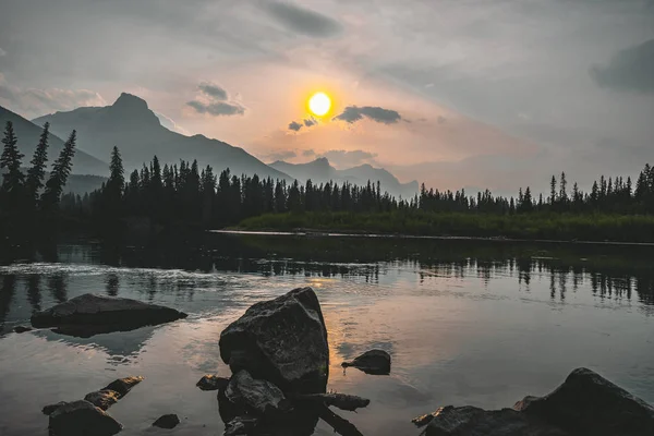 Vistas panorámicas al atardecer sobre el arco del río tres hermanas, Parque Nacional Banff Alberta Canadá —  Fotos de Stock