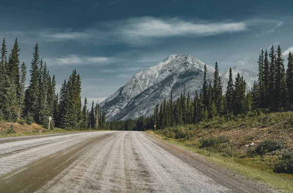 Widok ulicy autostrada z gór i drzew z blue sky i chmury. Gór Skalistych w Parku Narodowym Banff Kanada. — Zdjęcie stockowe
