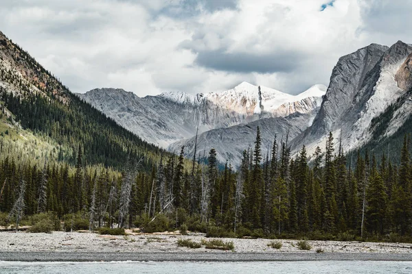 Grand Panorama des sommets environnants au lac Maligne, parc national Jasper . — Photo