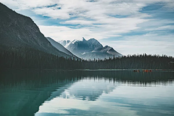 Emerald Lake dans les Rocheuses canadiennes avec des montagnes, des lacs et des arbres. Concept de vacances actives et tourisme . — Photo