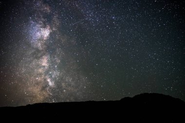 Yansıması ile küçük gölet üzerinde samanyolu galaksi gece gökyüzü. Kanada, Britanya Kolumbiyası.