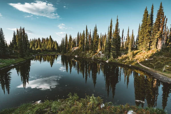 Προβολή από τη λίμνη, στην κορυφή του Mount Ρεβελστόουκ πέρα από το δάσος με τα μπλε ουρανού και τα σύννεφα. Βρετανική Κολομβία και Καναδάς. — Φωτογραφία Αρχείου