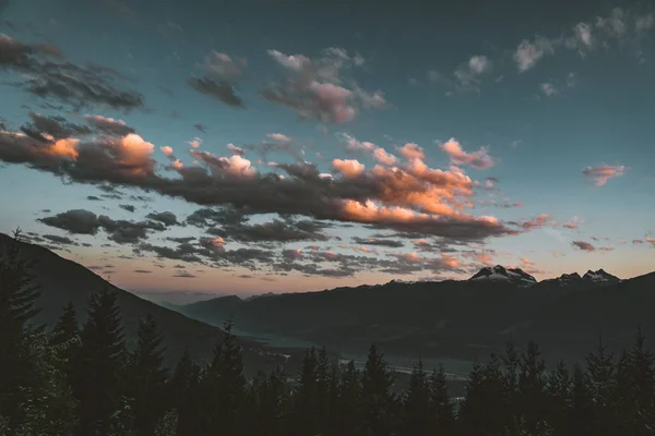 Widokiem na zachód słońca z Mount Revelstoke w lesie z blue sky i chmury. Kolumbia Brytyjska, Kanada. — Zdjęcie stockowe