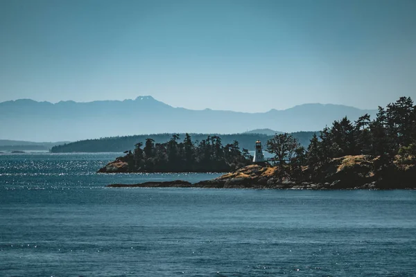 맑고 푸른 하늘과 태평양 연안에 밴쿠버 아일랜드 보기. 캐나다. — 스톡 사진