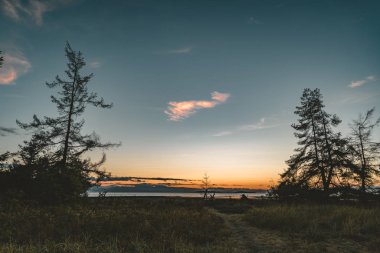 Gündoğumu günbatımı Vancouver Adası okyanus plaj bulutlar gökyüzü.