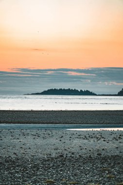 Gündoğumu günbatımı Vancouver Adası okyanus plaj bulutlar gökyüzü.