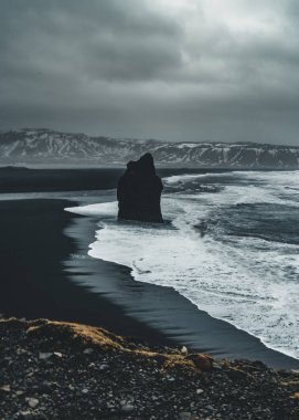 Ünlü siyah kum Beach Reynisfjara İzlanda'daki güneş doğarken. Rüzgarlı sabah. Okyanus dalgaları. Renkli gökyüzü. Sabah günbatımı.