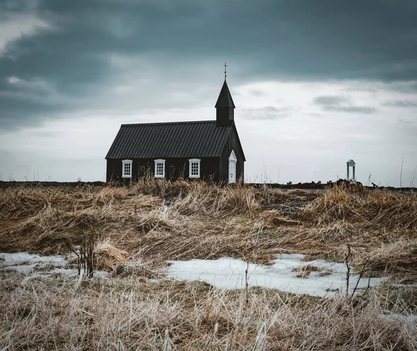 Budir にある、Snaefellsnes 半島、アイスランドで雪山に対して古い教会 — ストック写真
