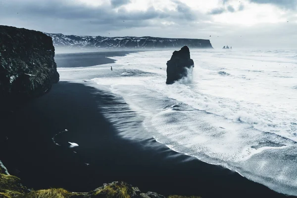 Soluppgång vid berömda svart Sand stranden Reynisfjara på Island. Blåsig morgon. Havsvågor. Färgglada himlen. Morgon Sunset. — Stockfoto