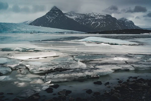 Fjallsarlon Jokulsarlon Enorme glaciar y montañas en Islandia Imagen del dron aéreo del glaciar Vatnajokull con nubes y cielo azul. Dramática escena invernal del Parque Nacional Vatnajokull, Islandia, Europa — Foto de Stock