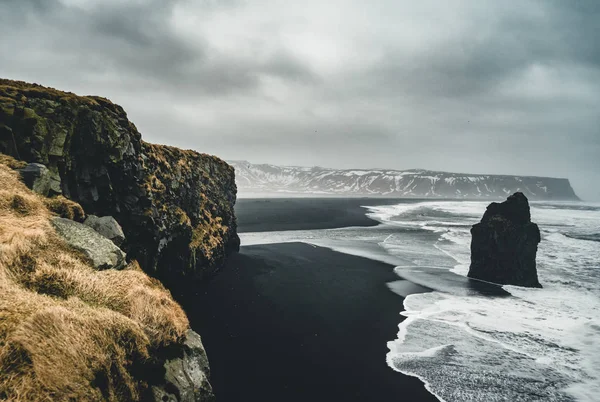 Alba al famoso Black Sand Beach Reynisfjara in Islanda. Mattina ventosa. Onde oceaniche. Cielo colorato. Tramonto del mattino . — Foto Stock