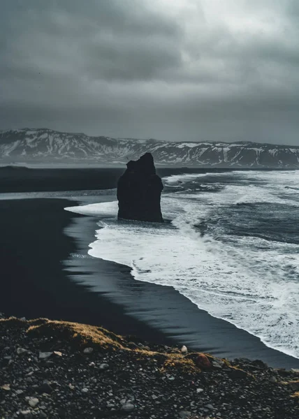 Salida del sol en la famosa playa de arena negra Reynisfjara en Islandia. Mañana ventosa. Ocean Waves. Cielo colorido. Puesta de sol mañana . — Foto de Stock