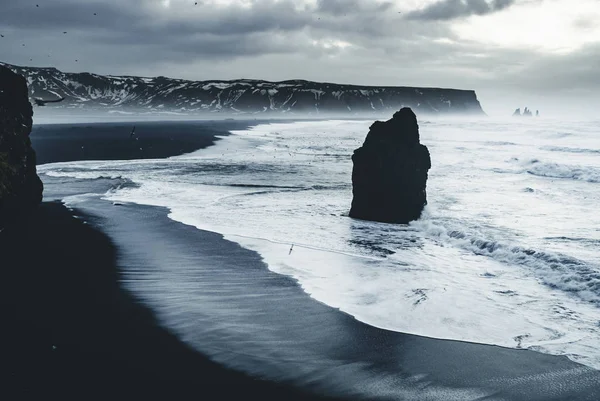 Soluppgång vid berömda svart Sand stranden Reynisfjara på Island. Blåsig morgon. Havsvågor. Färgglada himlen. Morgon Sunset. — Stockfoto