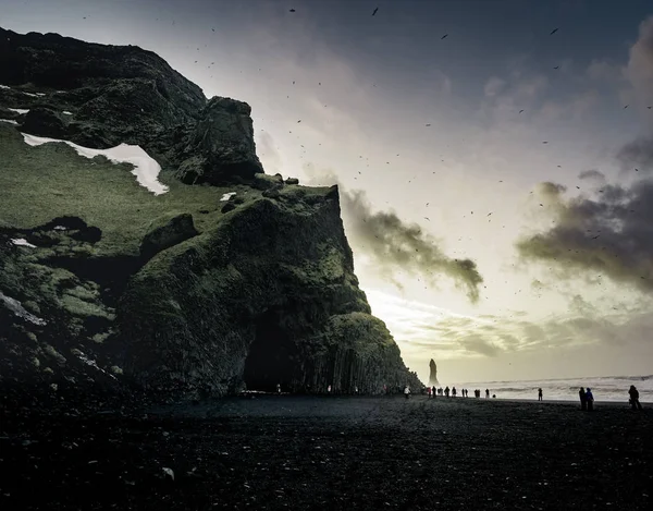 Východ slunce na slavné Black Sand Beach Reynisfjary na Islandu. Větrné ráno. Vlny oceánu. Barevné nebe. Západ slunce ráno. — Stock fotografie