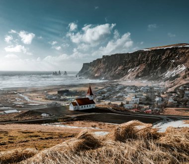Gündoğumu günbatımı, Vik panoramik manzaralı. Ahşap kilise şehirde Vik, İzlanda kışın Güney Iceland.Typical kırmızı boyalı.