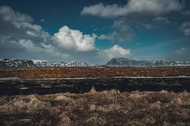 Sokak otoyol çevre yolu No.1 İzlanda, doğru dağ manzaralı. Güney tarafı Eğer ülke.