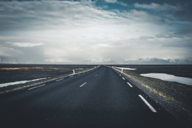 Sokak otoyol çevre yolu No.1 İzlanda, doğru dağ manzaralı. Güney tarafı Eğer ülke.