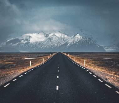 Sokak otoyol çevre yolu No.1 İzlanda, doğru dağ manzaralı. Güney tarafı Eğer ülke.