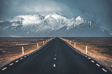 Sokak otoyol çevre yolu No.1 İzlanda, doğru dağ manzaralı. Güney tarafı Eğer ülke.