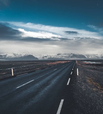 Sokak otoyol çevre yolu No.1 İzlanda, doğru dağ manzaralı. Güney tarafı Eğer ülke.