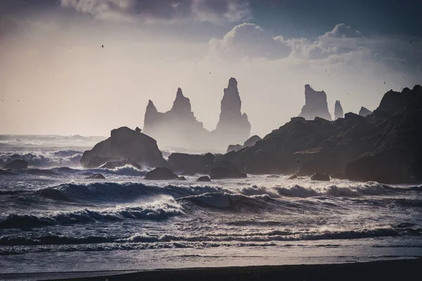 Východ slunce na slavné Black Sand Beach Reynisfjary na Islandu. Větrné ráno. Vlny oceánu. Barevné nebe. Západ slunce ráno. — Stock fotografie