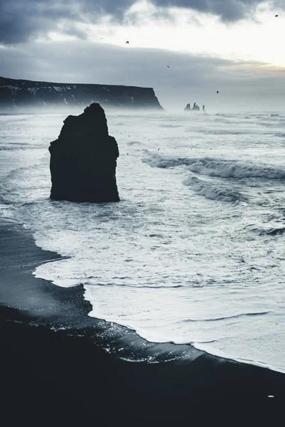 Lever de soleil à la célèbre plage de sable noir Reynisfjara en Islande. Bonjour le vent. Les vagues de l'océan. Ciel coloré. Coucher de soleil du matin . — Photo