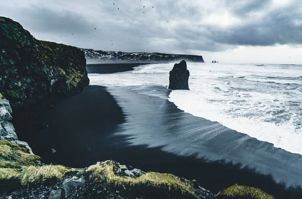 Alba al famoso Black Sand Beach Reynisfjara in Islanda. Mattina ventosa. Onde oceaniche. Cielo colorato. Tramonto del mattino . — Foto Stock