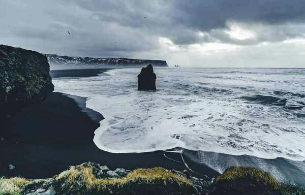 Východ slunce na slavné Black Sand Beach Reynisfjary na Islandu. Větrné ráno. Vlny oceánu. Barevné nebe. Západ slunce ráno. — Stock fotografie