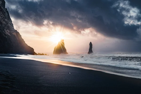 Sunrise at famous Black Sand Beach Reynisfjara in Iceland. Windy Morning. Ocean Waves. Colorful Sky. Morning Sunset. — Stock Photo, Image