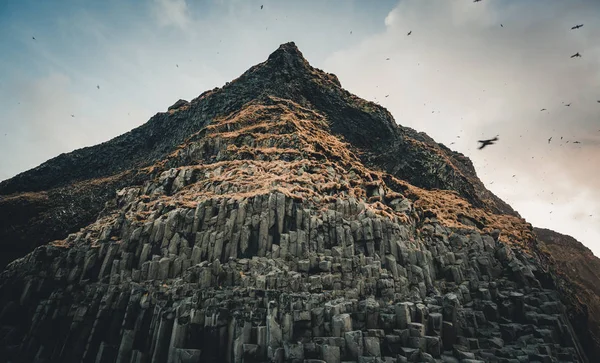 A praia de areia preta de Reynisfjara e o monte Reynisfjall, Islândia. Manhã ventosa. Ondas do Oceano. Céu Colorido. Manhã por do sol . — Fotografia de Stock